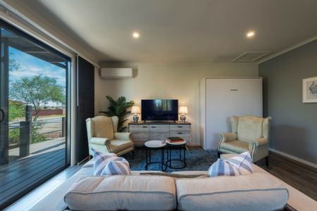 Coastal Luxury Meets Modern Convenience � Fully Furnished Duplex in St Kilda - Photo 4