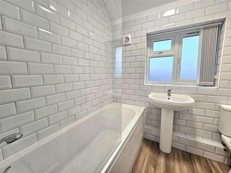 North Hill Drive, Romford, RM3 - Photo 5