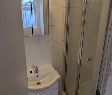 Room in a Shared Flat, Woodville Road, CR7 - Photo 3