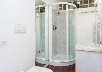 Center-Popolo: Modern, renovated 1 Bedroom, bath, kitchen. Parquet floors, bright, silent, located in beautiful villa near center, park, transport. Ref 847