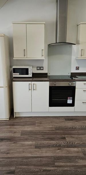 5 bedroom flat to rent - Photo 1