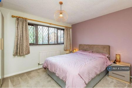 1 bedroom in a house share to rent - Photo 4