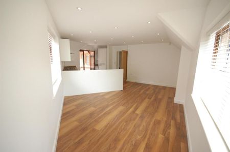 The Broadway, Thatcham - Photo 2