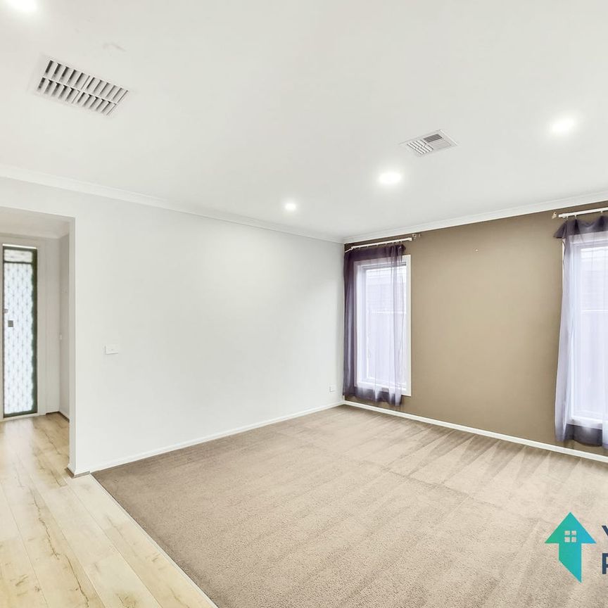 Massive Double Storey Home close to all amenities !! - Photo 1