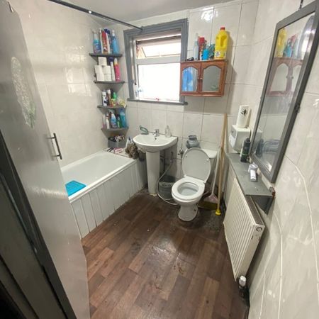 Room in a Shared House, Katherine Road, E6 - Photo 3