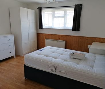 3 bed flat to rent in Titania Close, Colchester - Photo 2