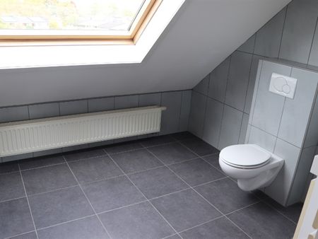 Instapklaar en centraal gelegen duplex appartement, 100m² op 2eV met 1 SLK, ruim terras en garage. - Photo 2