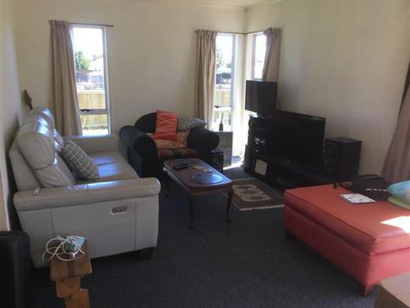 Tidy two bedroom house - Photo 2