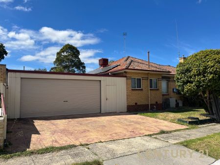 Spacious 3-Bedroom Home with Unmatched Garage Space&excl; - Photo 3