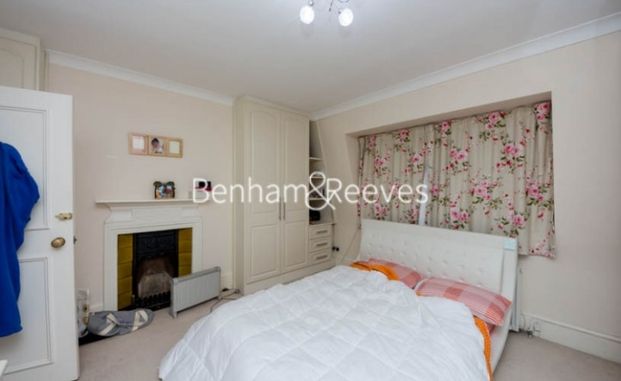 3 Bedroom flat to rent in Frognal Lane, Hampstead, NW3 - Photo 1