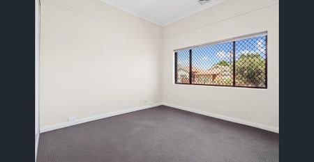 Modern & Spacious Family Home - Photo 3