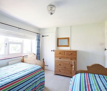 A characterful three-bedroom fisherman’s cottage in Selsey, with ga... - Photo 5