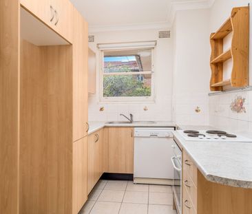 Bright Top-Floor Apartment in a Quiet Complex - Photo 2