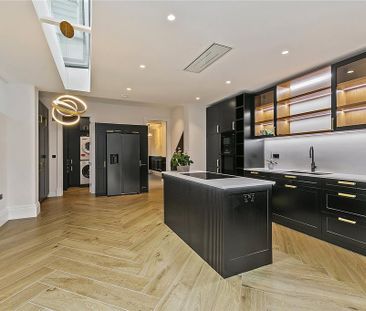 4 bedroom end of terrace house to rent - Photo 1