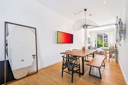An immaculately presented, three double bedroom, three bathroom terraced house, spanning over 2,100 sqft and boasting a terrace, patio garden and balcony in the heart of Chelsea - Photo 3