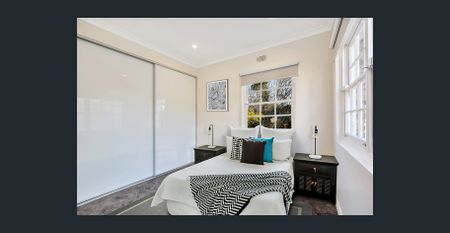 Elegant three bedroom home in the heart of Woollahra - Photo 2