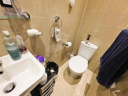1 bedroom in a house share to rent - Photo 2