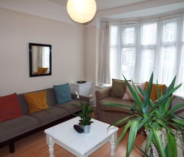 4 bedroom semi-detached house to rent - Photo 2