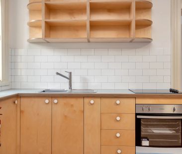 TOP FLOOR APARTMENT IN GLEBE POINT - Photo 3