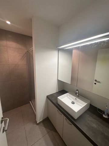 Gelijkvloers appartement met 2 slaapkamers en parkeerplaats - Foto 2