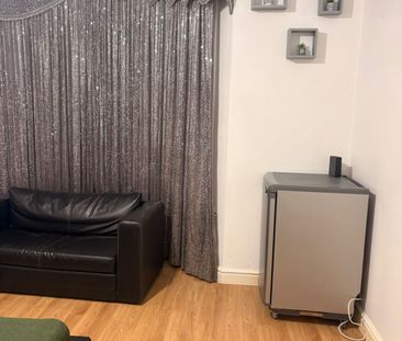 Master bedroom to rent close to seven king station - £900 pcm - Photo 1