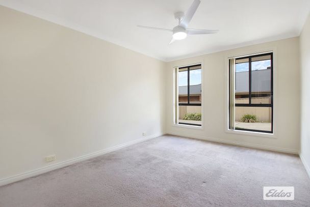 Spacious Townhouse in a Peaceful Cul-de-Sac - Photo 1