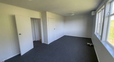 RENOVATED THREE BEDROOM: - Photo 2