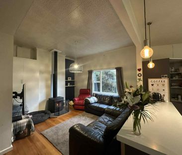 Warm and welcoming in sunny St Clair - Photo 1