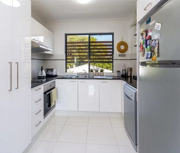 Light-Filled Coastal Unit Walk to Broadwater & Dining! - Photo 3