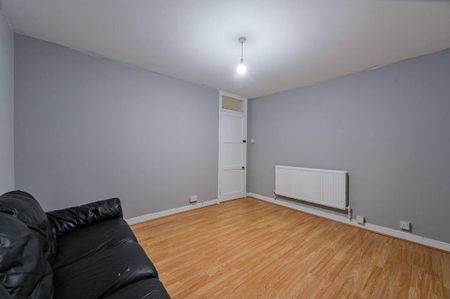 3 bedroom flat to rent - Photo 3