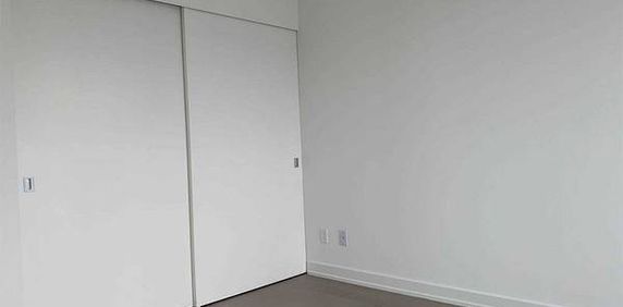 Yonge/Richmond E-Luxurious Modern 1Bdrm & Den 1Bath - Photo 2