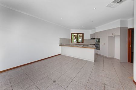 Big on Space & Walking Distance to McKinnon Secondary College! - Photo 4