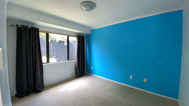 Beautiful 3 bedroom and 2 bathroom family home at Flat Bush - Photo 1