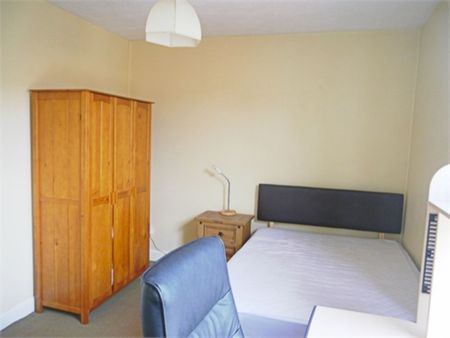 3 Bedroom Semi-Detached House - Photo 2