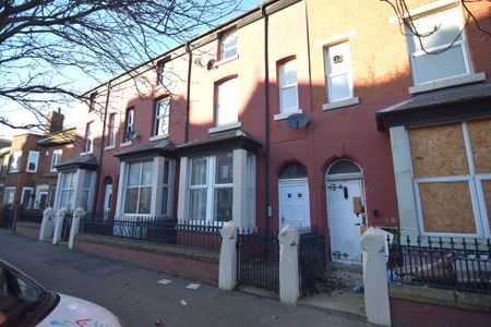 To Let 2 Bed Flat - Photo 4