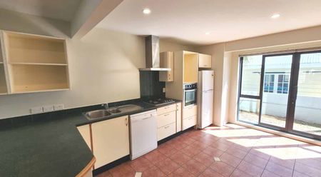 PRIME INNER-CITY LIVING! - Photo 2