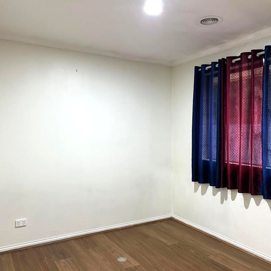 Effortless Family Living in the Heart of Cranbourne!! - Photo 1