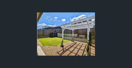 Low-Maintenance Modern Family Home with 5kW Solar Panel - Photo 3