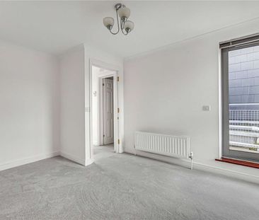 A bright and modern penthouse apartment located in Teddington town ... - Photo 6