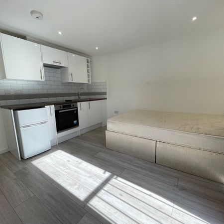 Studio Flat, Canute Road, SO14 - Photo 3