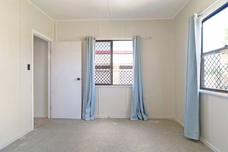 Gorgeous Newtown Cottage - Photo 2