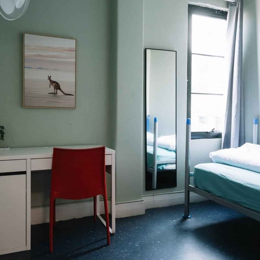 Single Room With Shared Bathroom - Photo 1