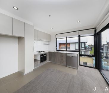 Spacious Apartment With Stunning River and City Views - Photo 5