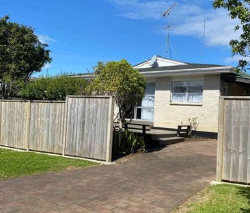 Charming 3-Bedroom Home Near the Beach - Photo 4