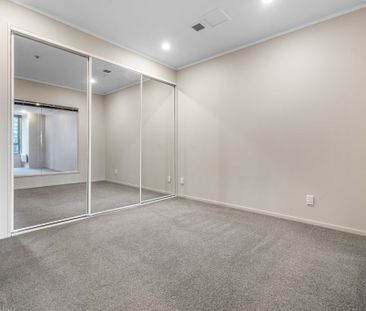 Close to the centre of it all! - Photo 6