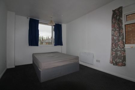 3 Bedroom End Terraced House - Photo 2
