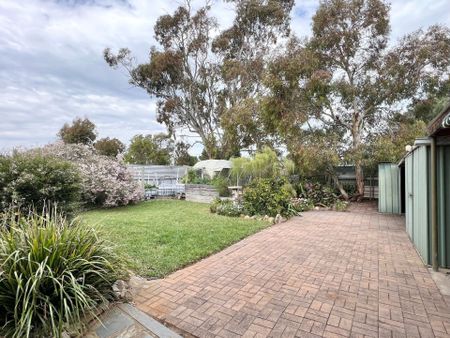 Comfortable Family Home with Loads of Parking Space and a Dream for a Gardening Enthusiast - Photo 2