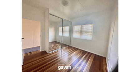 This tidy 3 bedroom home is located only minutes walk to the beaches and local shops. - Photo 2