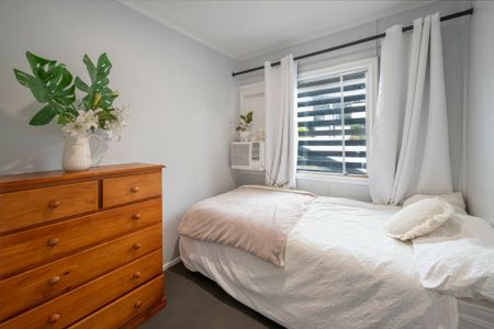 AIR CONDITIONED 3 BEDROOM HOME + STUDY - Photo 2