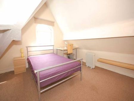 4 bedroom semi-detached house to rent - Photo 2